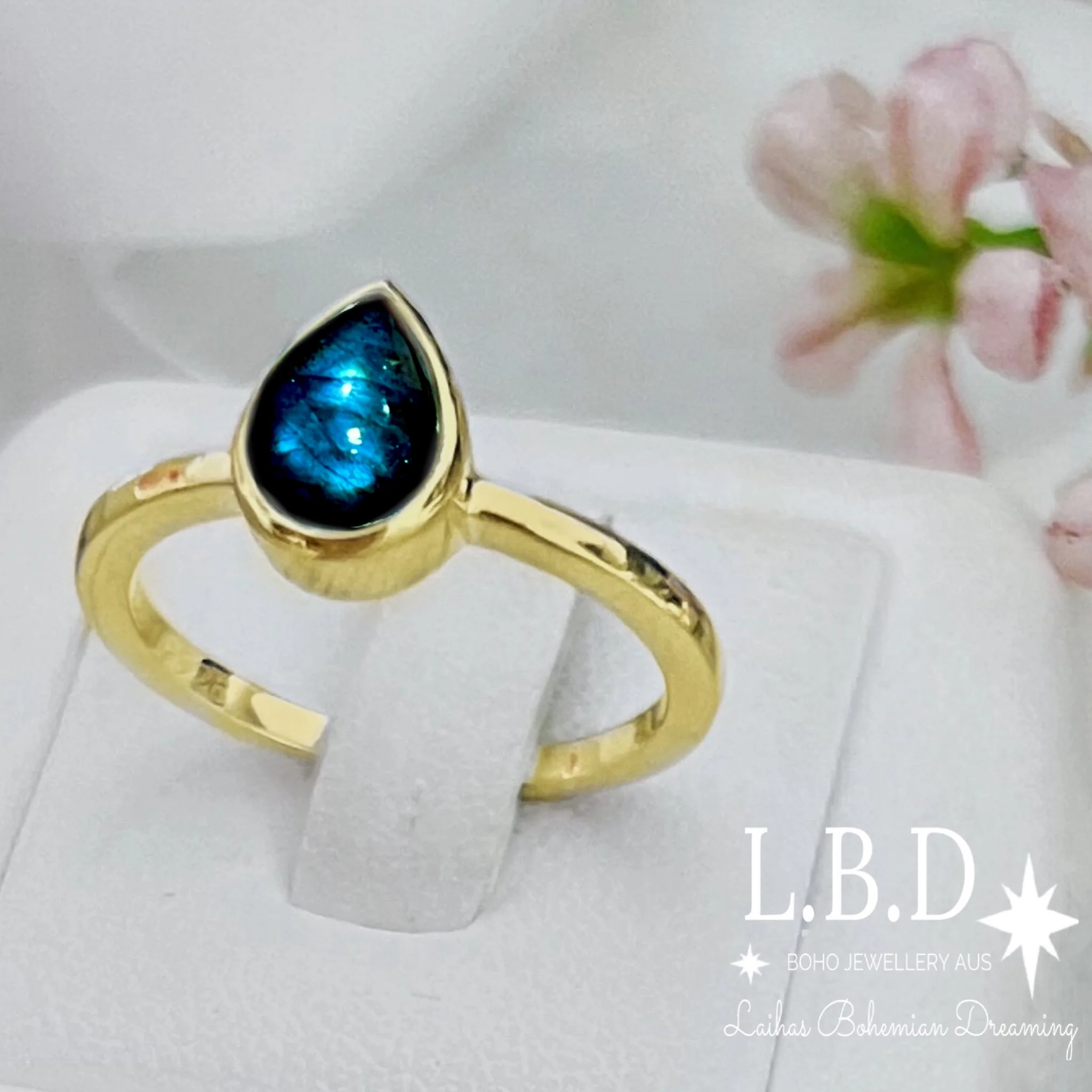 Laihas Mini Tearing Spirit Gold Labradorite Ring