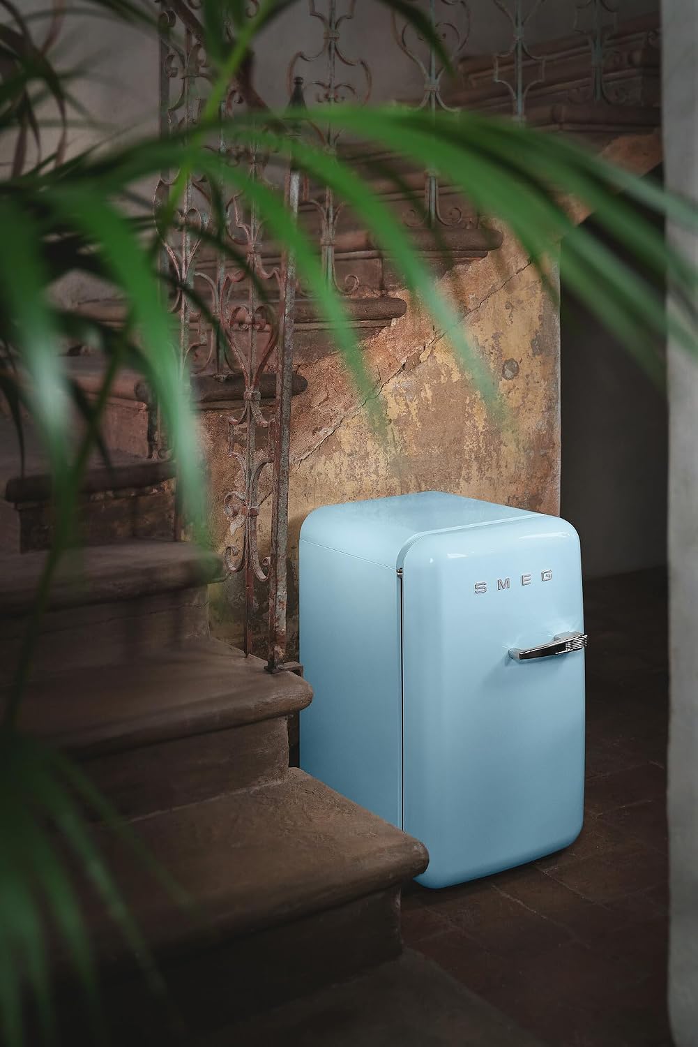 Smeg, FAB5LDPB6 Minibar Kühlschrank, Vintage, eine Tür, 34 l, Scharniere links, statische Kälte, 2 verstellbare Einlegeböden, Flaschenhalter und LED-Beleuchtung, Höhe 72,5 cm, Azurblau