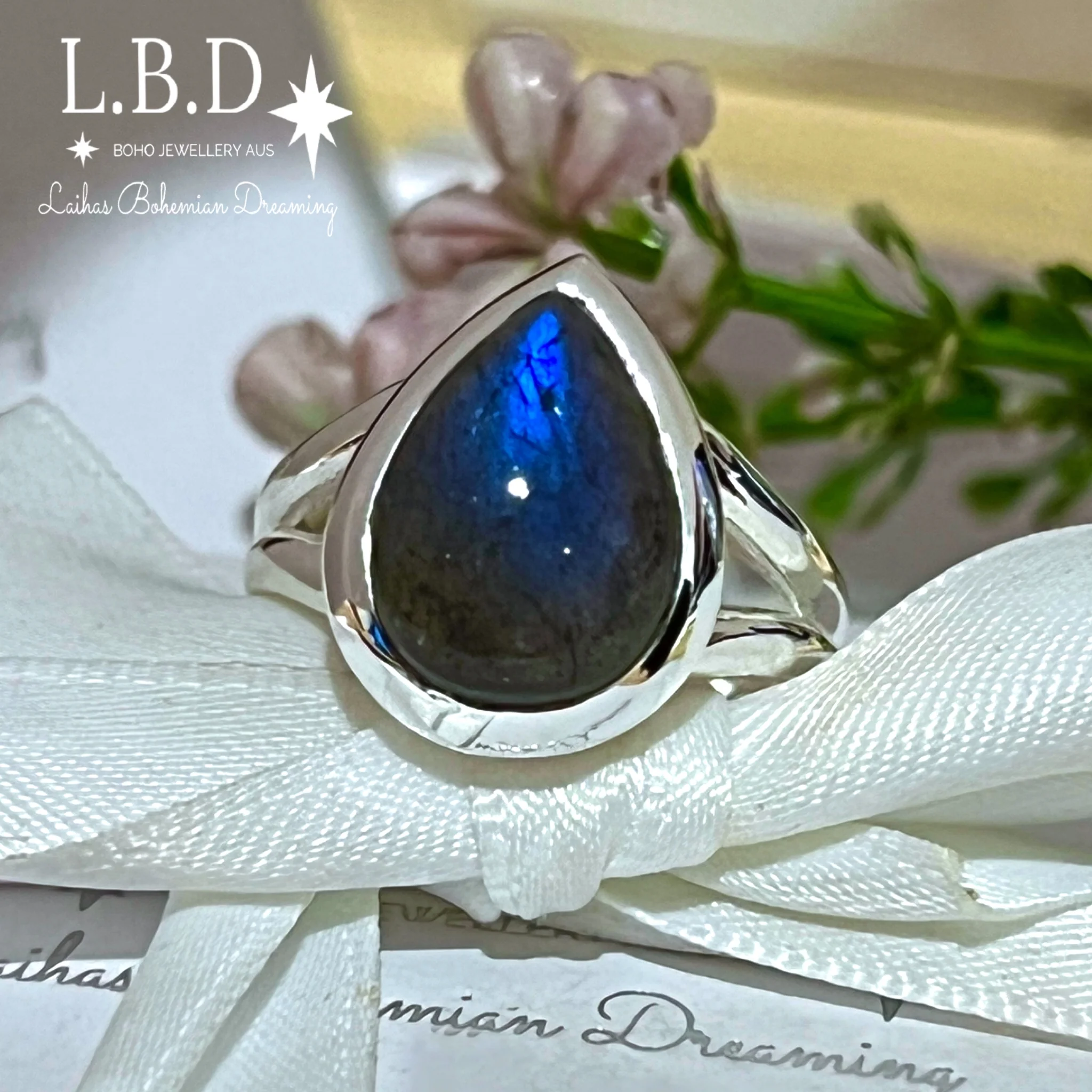 Laihas Classic Chic Raindrop Labradorite Ring