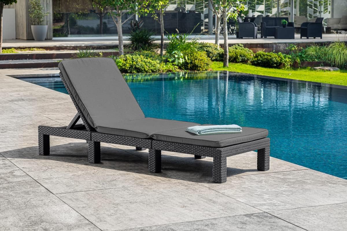 Allibert by Keter Daytona Deluxe Sonnenliege für Garten, Terrasse & Balkon mit verstellbarem Kopfteil, grau, inkl. Auflage, Gartenliege aus Kunststoff, flache Rattanoptik, 195x65x25,5 cm