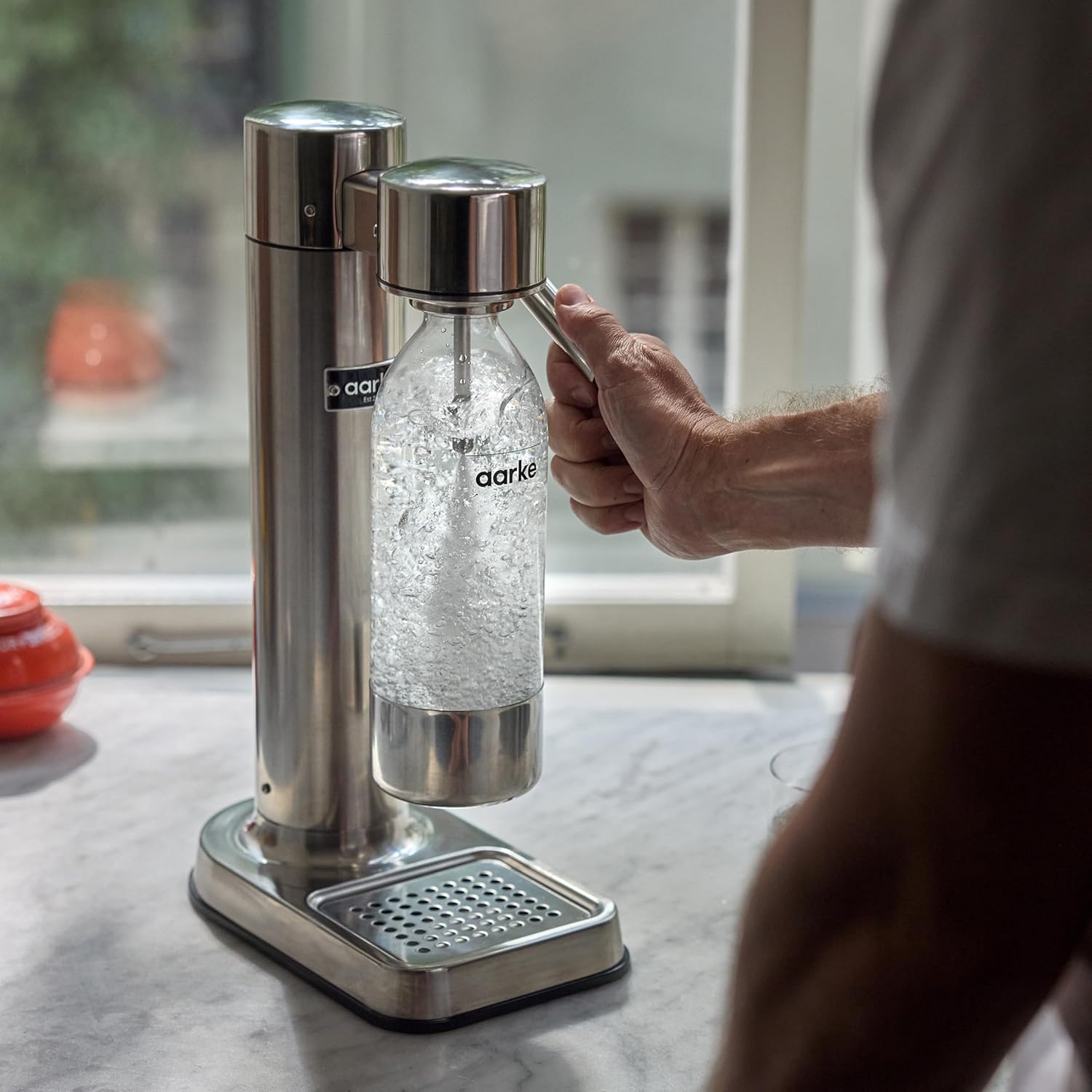 Aarke Carbonator 3, Wassersprudler aus Edelstahl im modernen Edelstahl Finish mit BPA-freier 1L PET-Flasche, Sprudelwasserbereiter für Leitungswasser, kompatibel mit 60L CO2-Zylindern