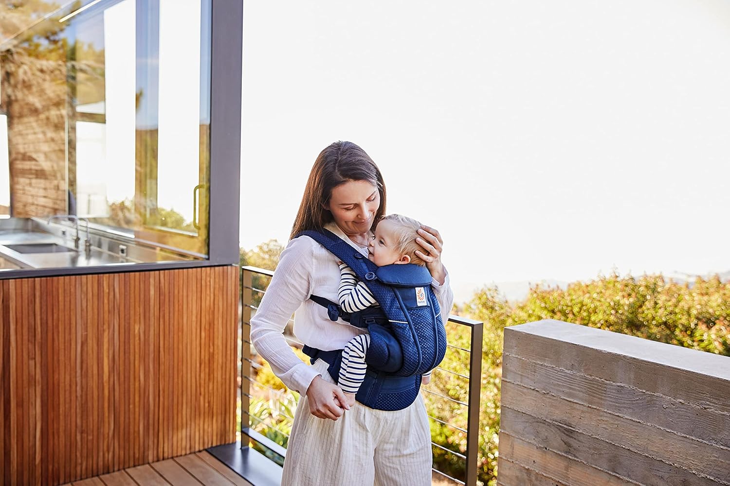 Ergobaby Omni Breeze Babytrage für Neugeborene ab Geburt bis 20kg, 4 Positionen SoftFlex Mesh Ergonomische Babybauchtrage Rückentrage Baby-Tragetasche, Natural Beige