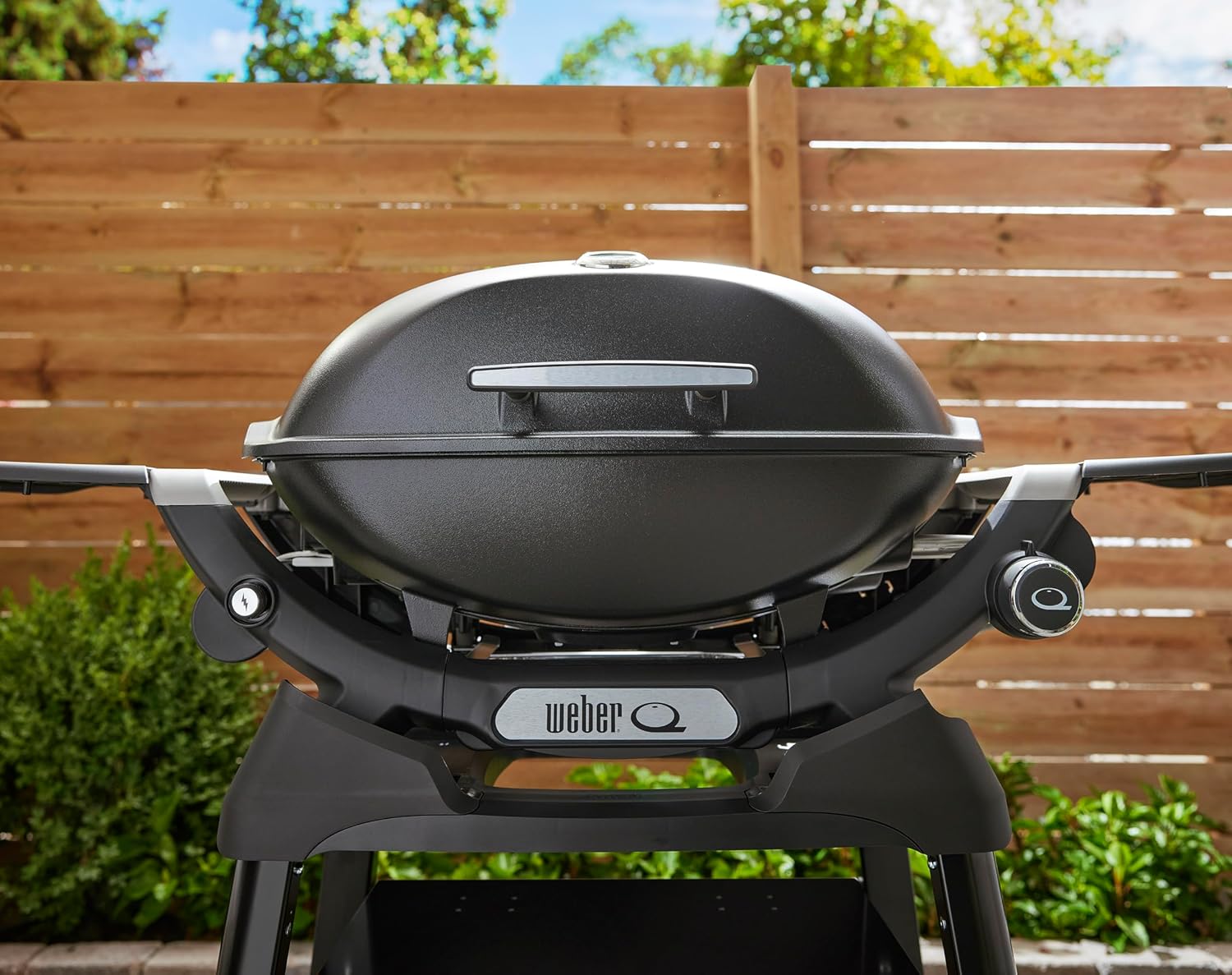 Weber Q 2200N Gasgrill mit Seitentischen & kompakten Stand/Grill für Terrassen und Balkone mit Hochleistungsbrennern, porzellanemaillierten Gussrosten und elektronischer Zündung, Mitternachtsschwarz