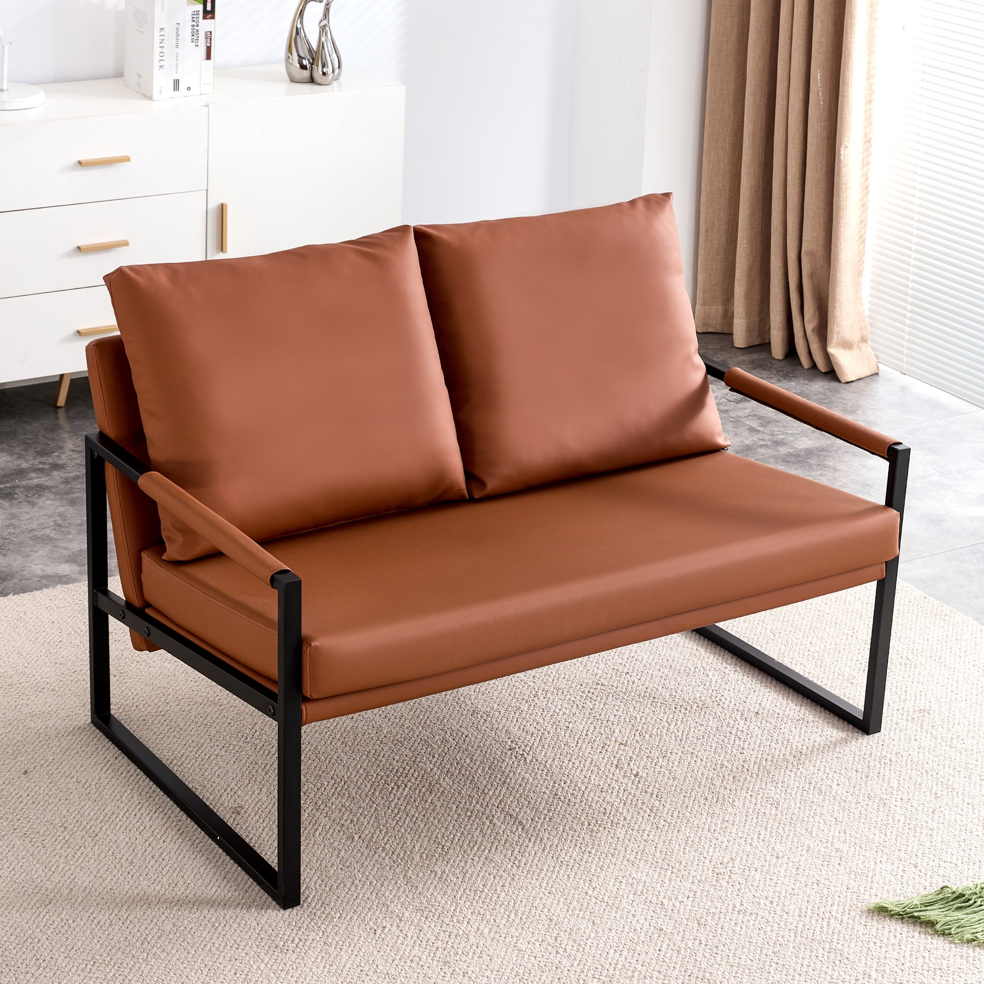 Moderne tweezitsbank met 2 kussens �C Kunstleer, hoogwaardig schuim, zwart metalen frame. Bruin