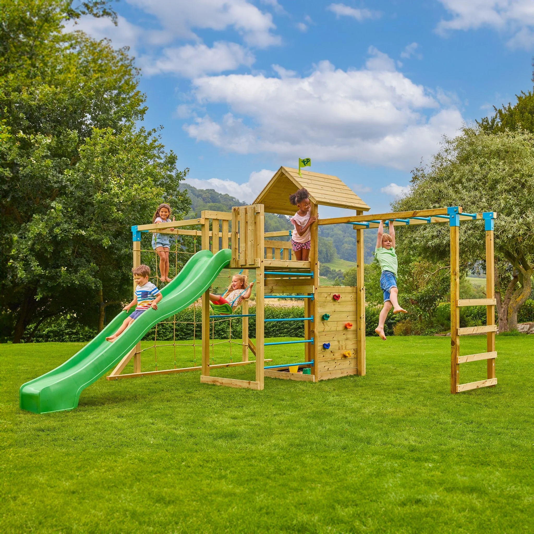 TP Skywood Houten Klimrek met Super Golvenglijbaan, Sky Deck, Klimrek en Skyline met Rapide Schommelzit �C FSC? gecertificeerd