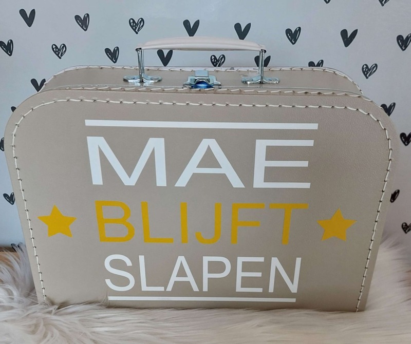 beige koffertje met naam van tv programma 'Chantal blijft slapen'
