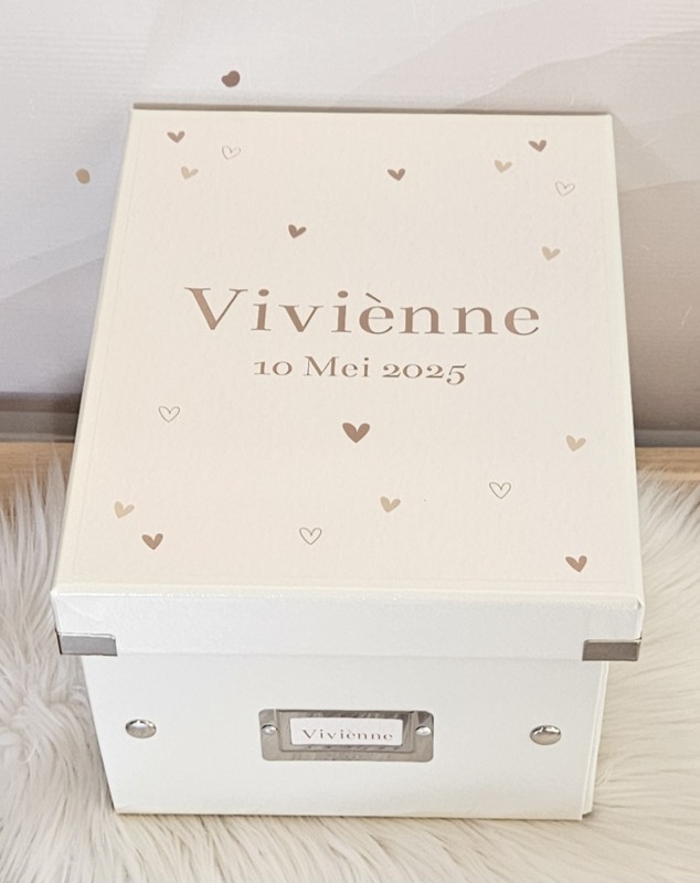 Bewaardoos met naam Hartjes beige