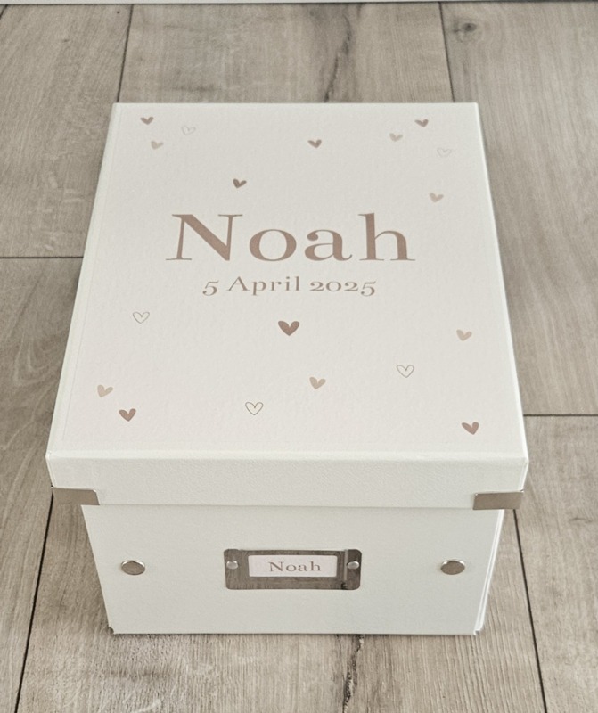 Bewaardoos met naam Hartjes beige