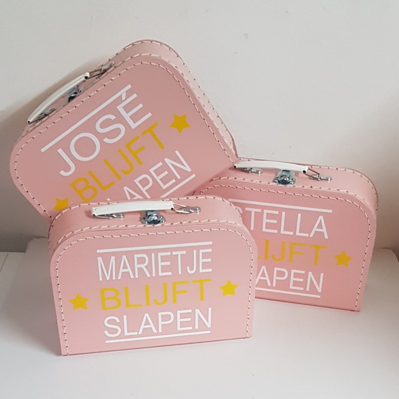 licht roze koffertje met naam van tv programma 'Chantal blijft slapen'
