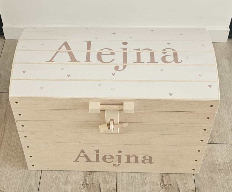Houten speelgoedkist met naam Hartjes beige