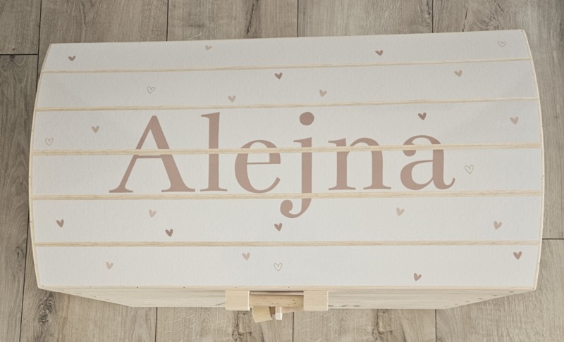 Houten speelgoedkist met naam Hartjes beige