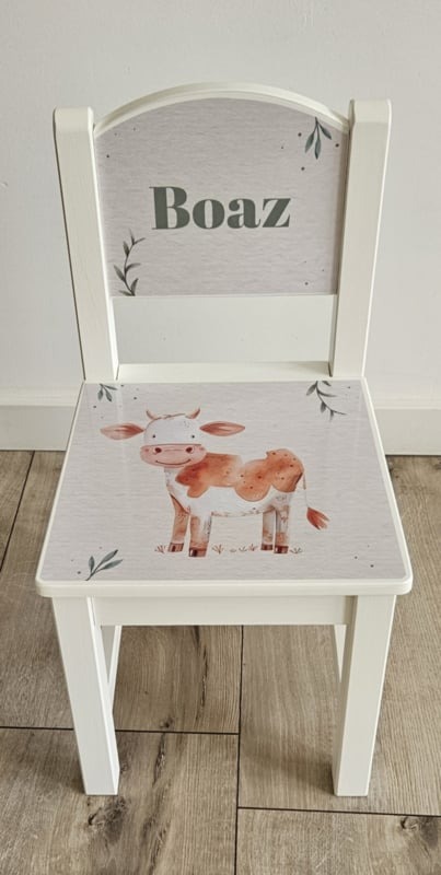 Stoeltje met naam en Koe