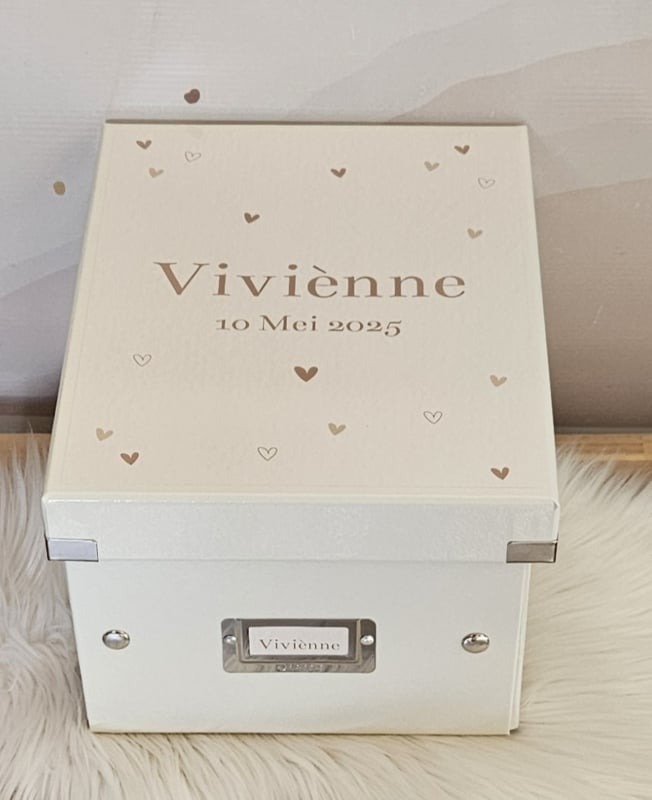 Bewaardoos met naam Hartjes beige