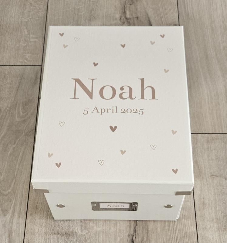 Bewaardoos met naam Hartjes beige