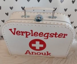 Verpleegsterkoffertje met naam rood of wit