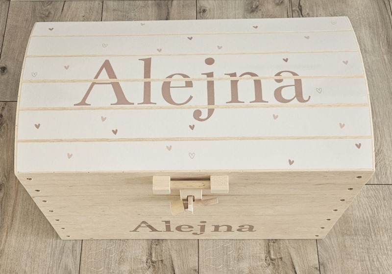 Houten speelgoedkist met naam Hartjes beige