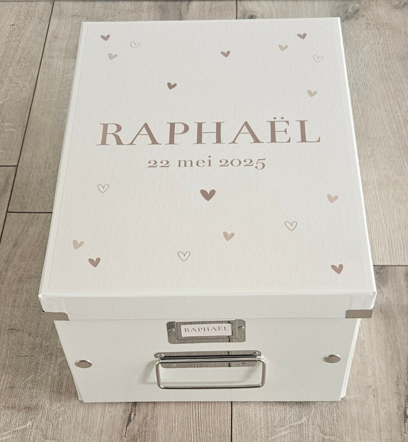 Bewaardoos met naam Hartjes beige