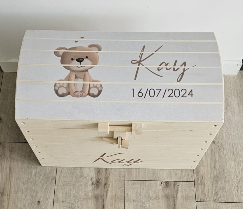 Houten speelgoedkist met Geboortekaartje