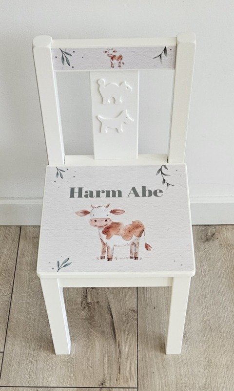 Stoeltje met naam en Koe