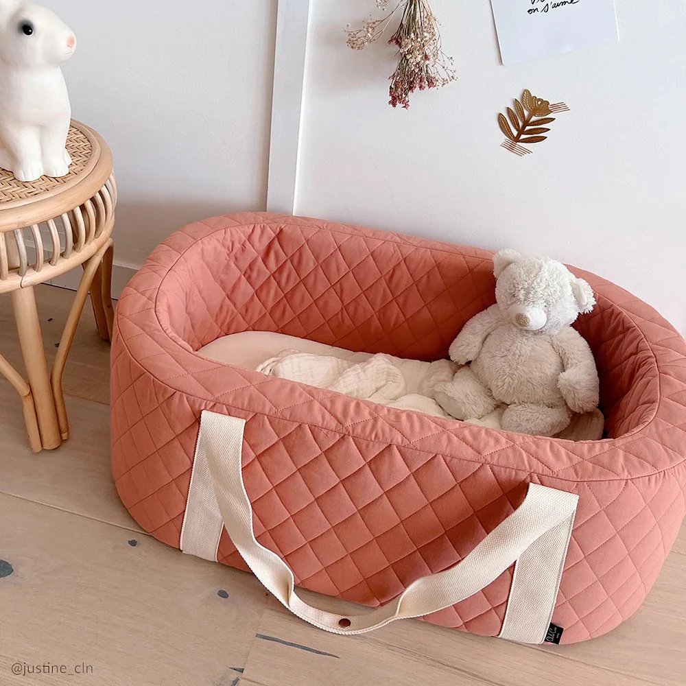 2025 Charlie Crane KUKO Babykorf �C Draagbaar met handgrepen | Optioneel frame van natuurlijk hout als wieg | Biologisch katoen & hoogwaardig schuim | Voor pasgeborenen tot zittende/krabbelende leeftijd | Zonder standaard en accessoires