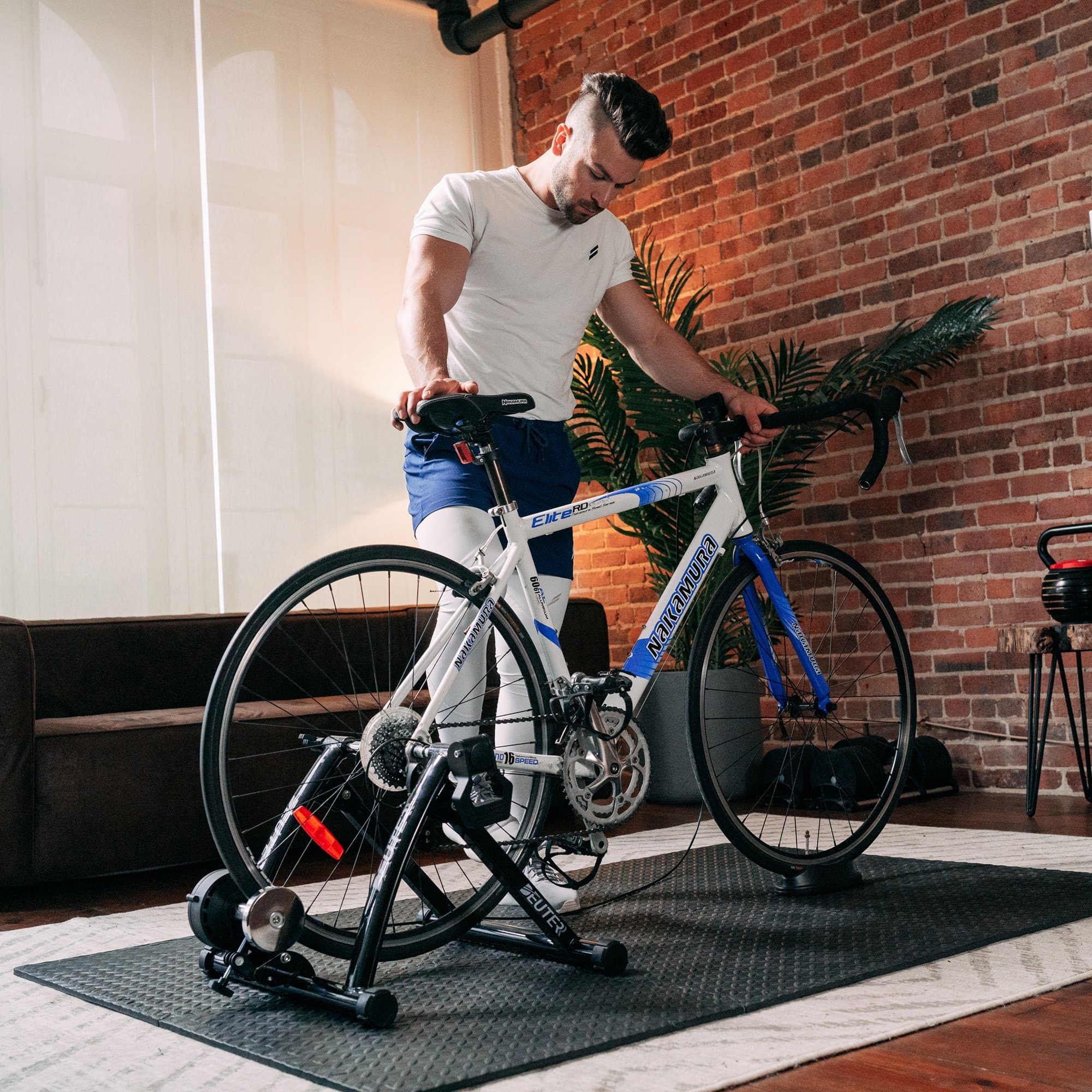 2025 Opvouwbare en Draagbare Fiets Trainer met 6 Weerstandsniveaus �C Stille Magnetische Weerstand, Snelklembevestiging