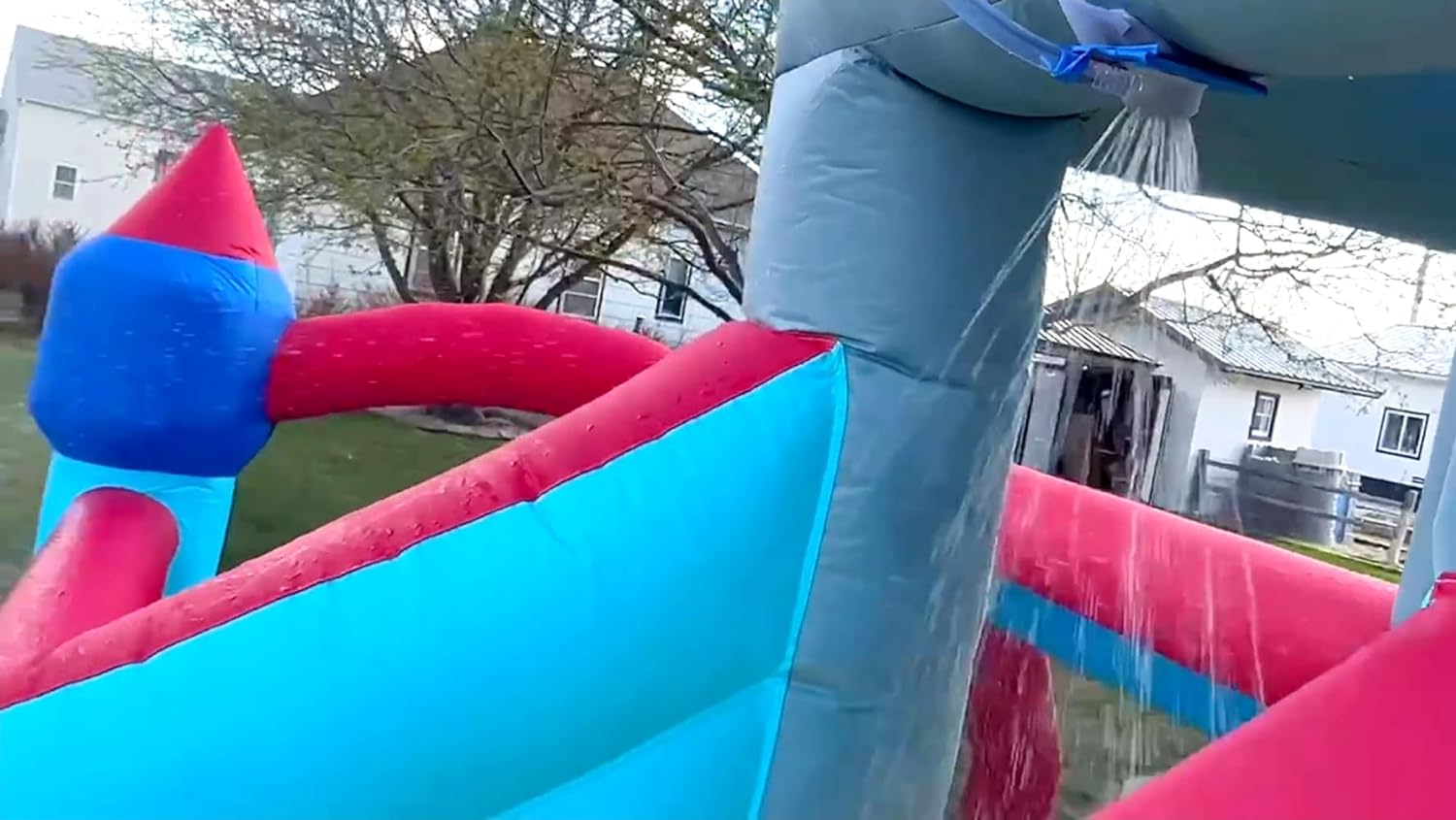 Opblaasbare waterspeeltoestellen voor kinderen 8-in-1: Springkasteel waterpark met 450W blower, klimwand, pierenbadje, 2 waterspuitpistolen, basketbalring, glijbaan, krokodillensproeier �C ideaal als cadeau en voor tuinfeestjes