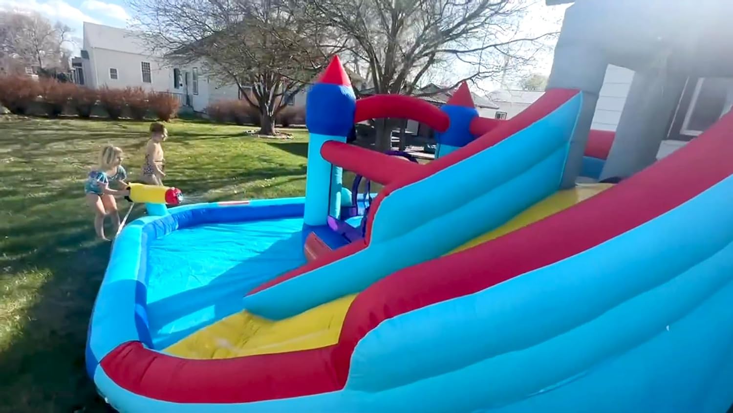 Opblaasbare waterspeeltoestellen voor kinderen 8-in-1: Springkasteel waterpark met 450W blower, klimwand, pierenbadje, 2 waterspuitpistolen, basketbalring, glijbaan, krokodillensproeier �C ideaal als cadeau en voor tuinfeestjes