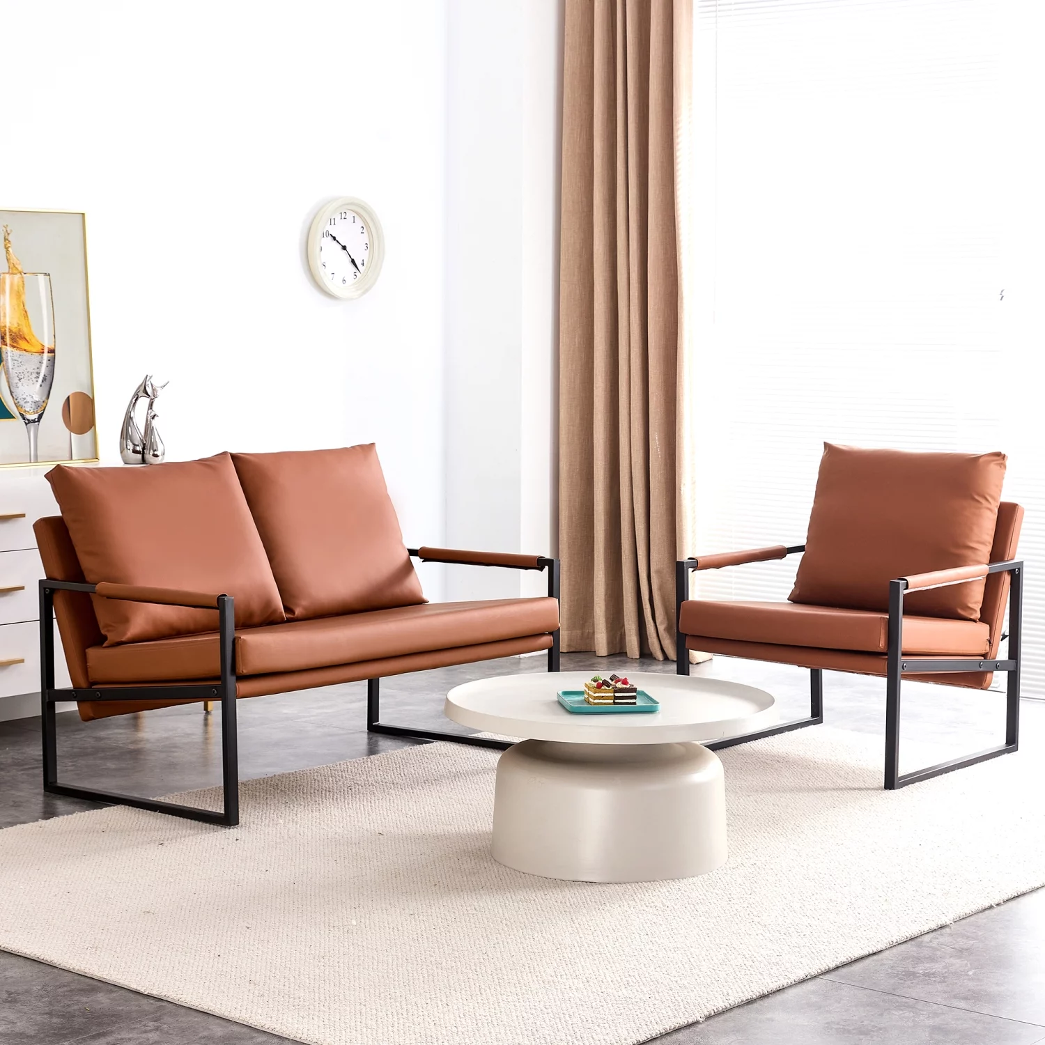 Moderne tweezitsbank met 2 kussens �C Kunstleer, schuim met hoge dichtheid, zwart gelakte metalen frame. Kleur: bruin