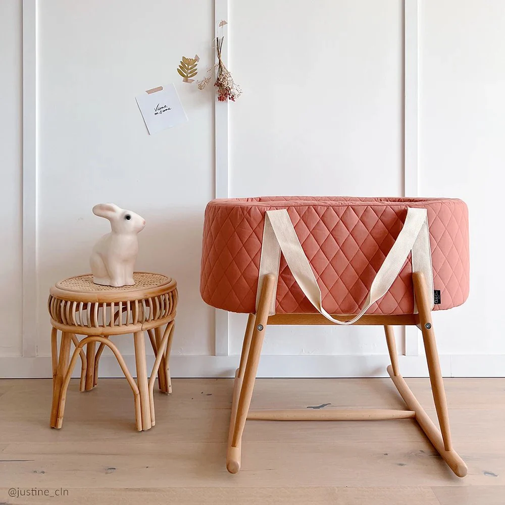 2025 Charlie Crane KUKO Babykorf �C Draagbaar met handgrepen | Optioneel frame van natuurlijk hout als wieg | Biologisch katoen & hoogwaardig schuim | Voor pasgeborenen tot zittende/krabbelende leeftijd | Zonder standaard en accessoires