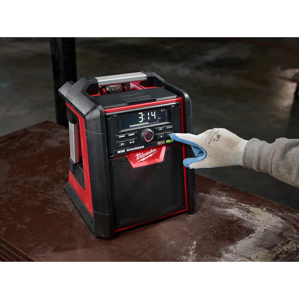 2025 Milwaukee 2792-20 Bluetooth Radio / Cargador M18 18V voor Werkplek - Los Gereedschap