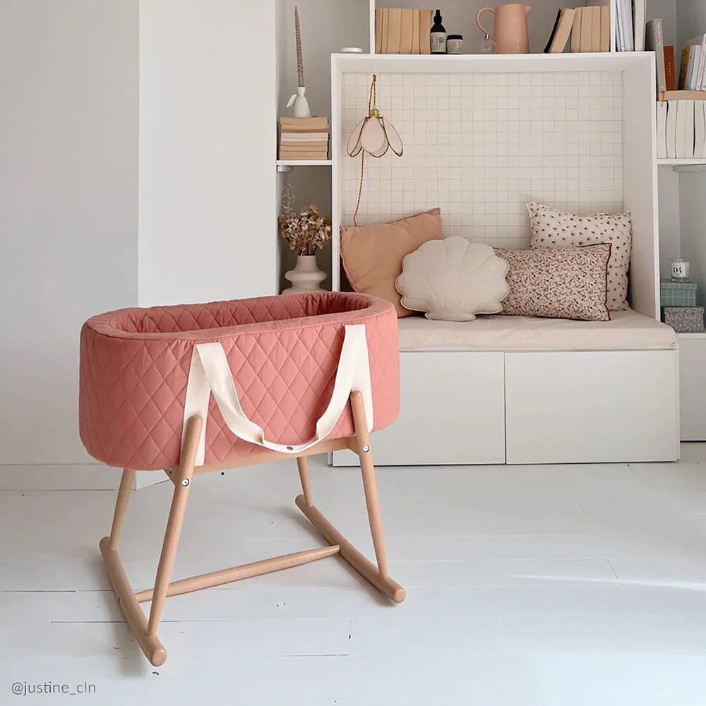 2025 Charlie Crane KUKO Babykorf �C Draagbaar met handgrepen | Optioneel frame van natuurlijk hout als wieg | Biologisch katoen & hoogwaardig schuim | Voor pasgeborenen tot zittende/krabbelende leeftijd | Zonder standaard en accessoires