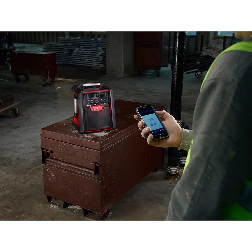 2025 Milwaukee 2792-20 Bluetooth Radio / Cargador M18 18V voor Werkplek - Los Gereedschap