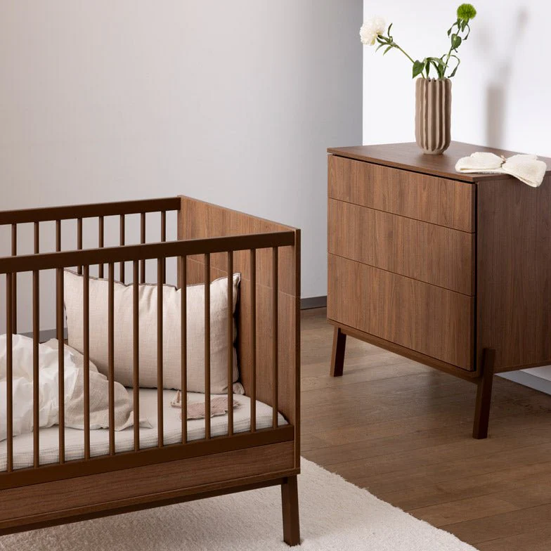 2025 Quax Babybed Ashi Collectie �C Kastanjebruin | Tijdloze eenvoud & minimalistisch design | Verstelbare hoogte (30/45/60 cm) | FSC-gecertificeerd beukenhout | Inclusief lattenbodem, zonder matras