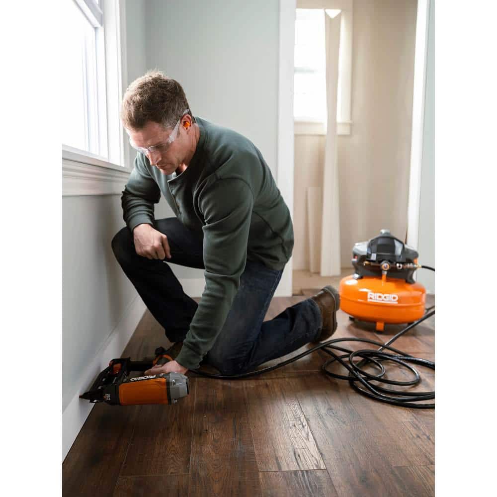 Elektrische draagbare pancake-compressor 6 gallon met 18GA-kopnageltacker, 16GA-rechtetacker en 18GA-fijndraadkrammenapparaat R69603FK