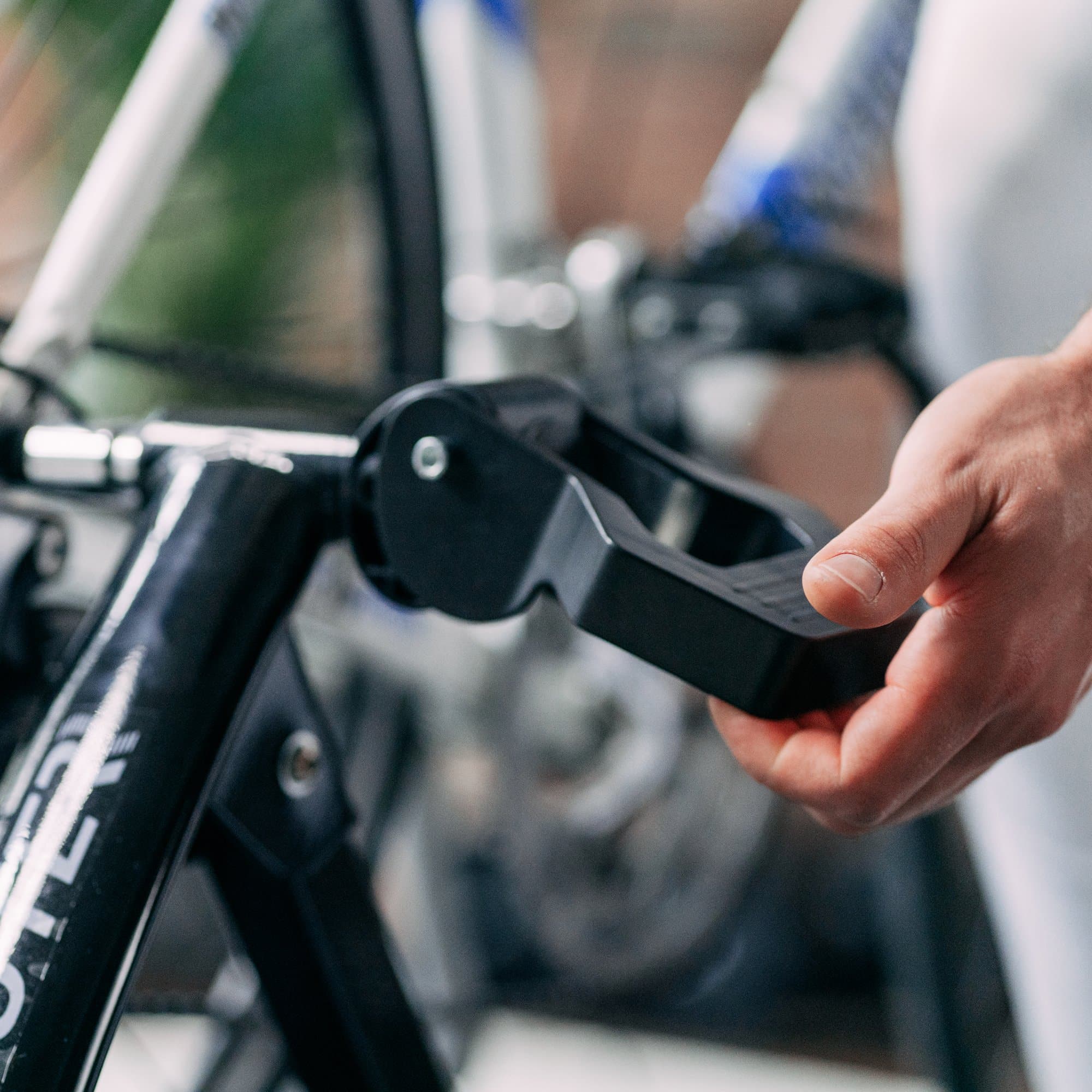 2025 Opvouwbare en Draagbare Fiets Trainer met 6 Weerstandsniveaus �C Stille Magnetische Weerstand, Snelklembevestiging