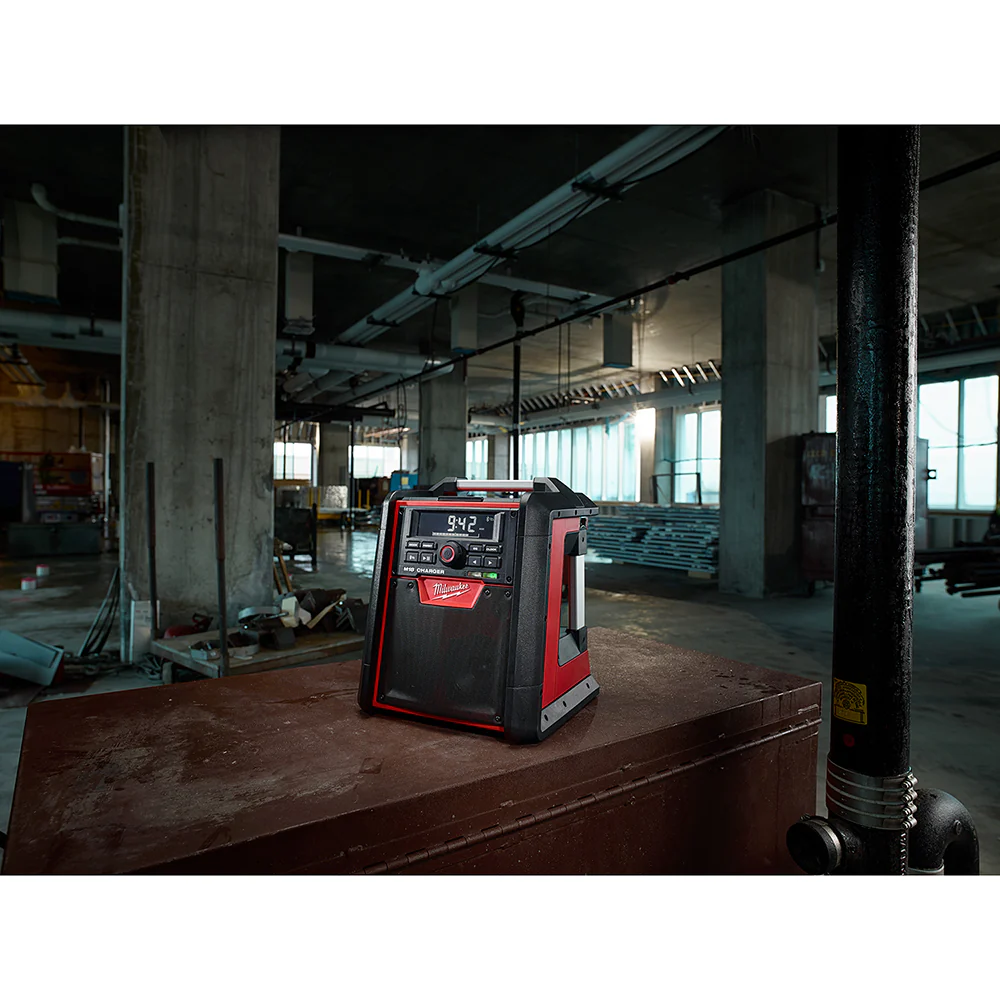 2025 Milwaukee 2792-20 Bluetooth Radio / Cargador M18 18V voor Werkplek - Los Gereedschap