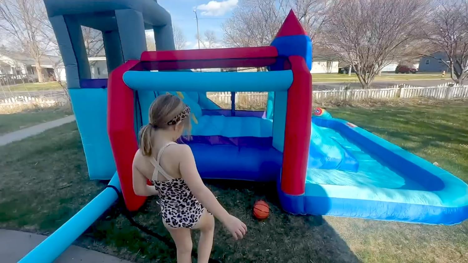 Opblaasbare waterspeeltoestellen voor kinderen 8-in-1: Springkasteel waterpark met 450W blower, klimwand, pierenbadje, 2 waterspuitpistolen, basketbalring, glijbaan, krokodillensproeier �C ideaal als cadeau en voor tuinfeestjes