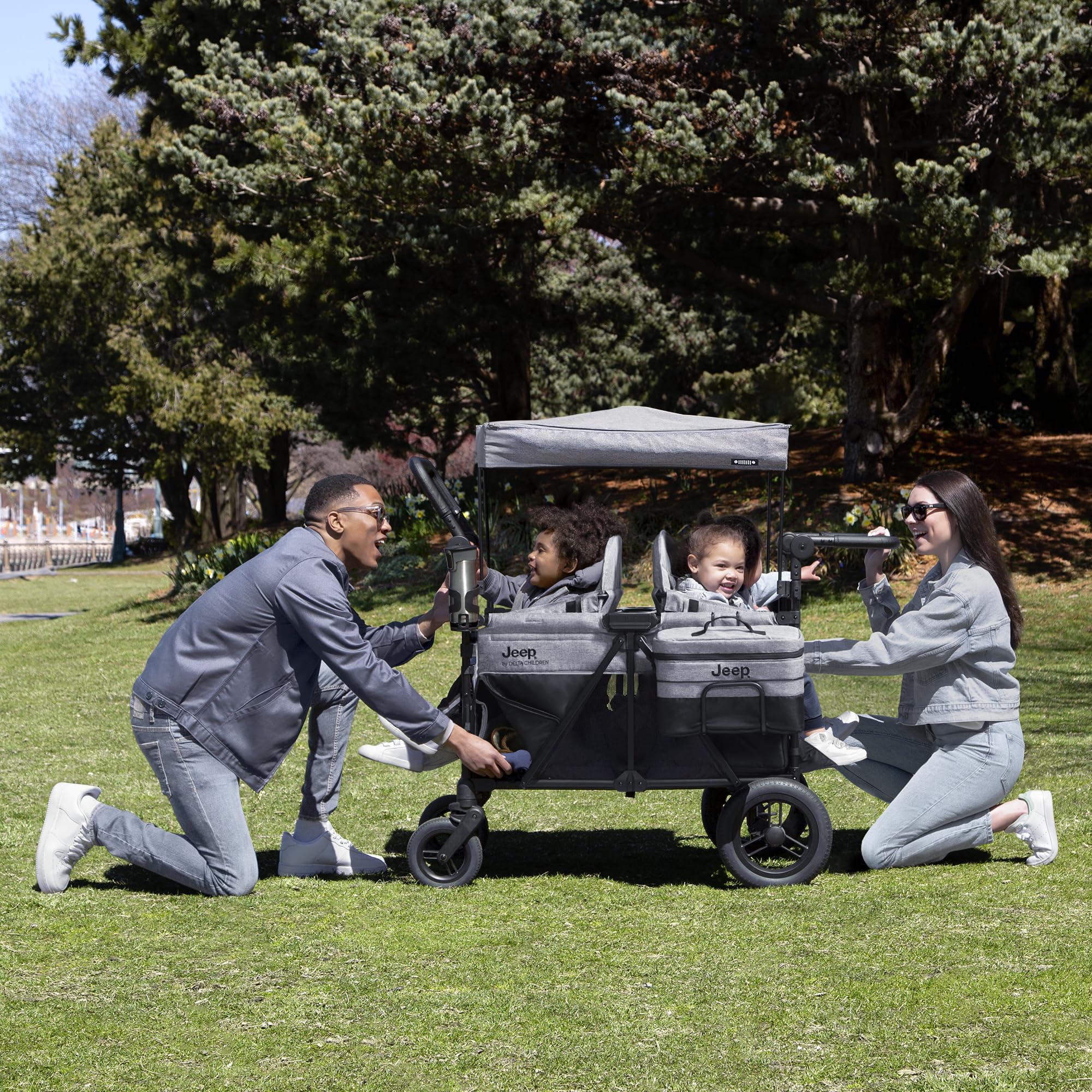 Jeep Wrangler Deluxe Kinderwagen voor 4 Kinderen door Delta Children