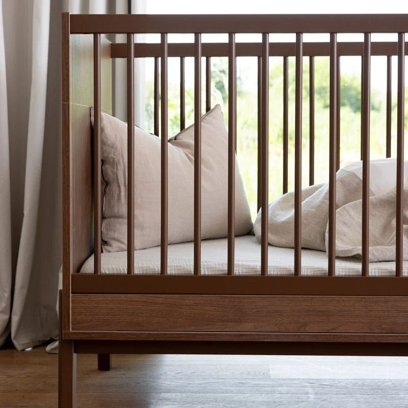 2025 Quax Babybed Ashi Collectie �C Kastanjebruin | Tijdloze eenvoud & minimalistisch design | Verstelbare hoogte (30/45/60 cm) | FSC-gecertificeerd beukenhout | Inclusief lattenbodem, zonder matras