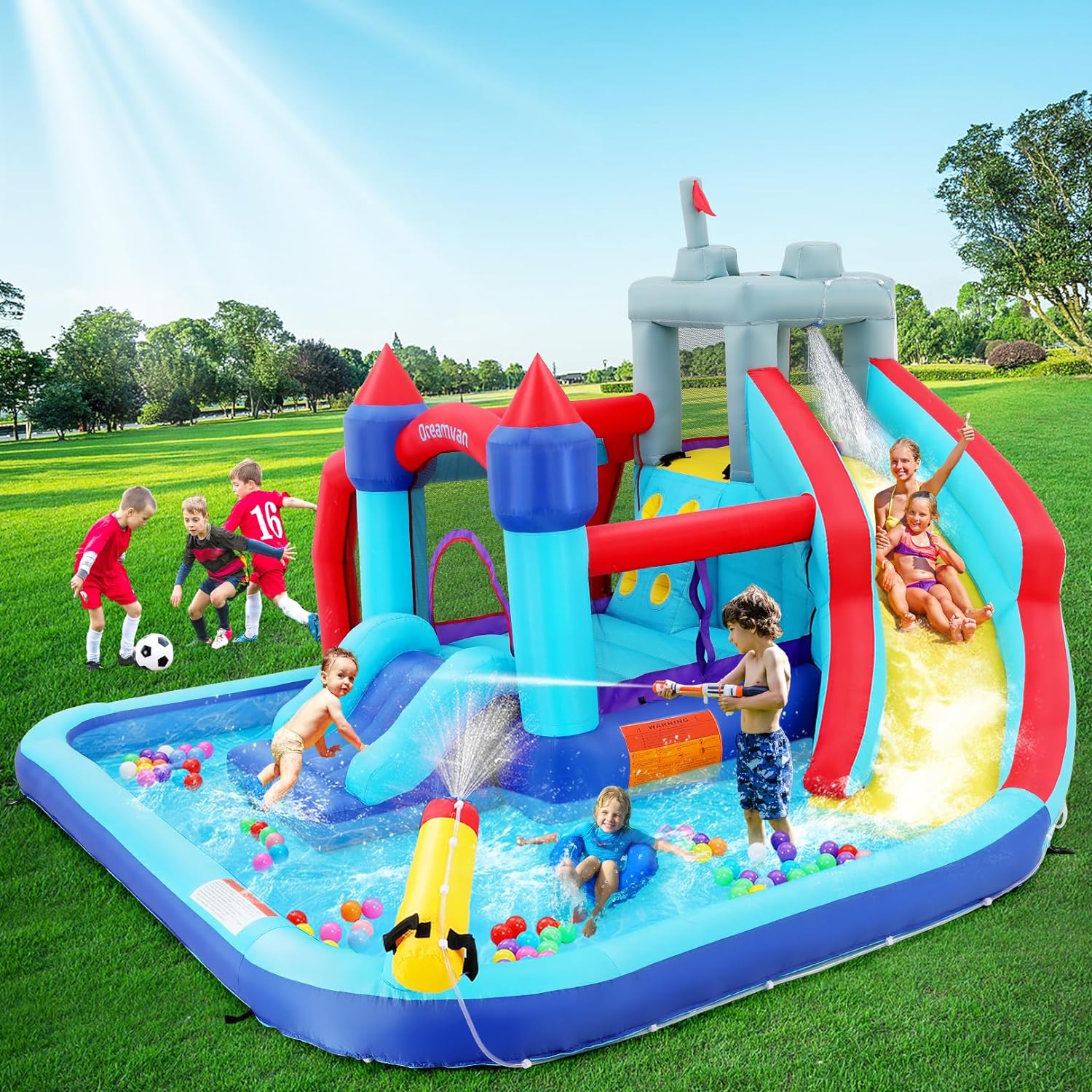 Opblaasbare waterspeeltoestellen voor kinderen 8-in-1: Springkasteel waterpark met 450W blower, klimwand, pierenbadje, 2 waterspuitpistolen, basketbalring, glijbaan, krokodillensproeier �C ideaal als cadeau en voor tuinfeestjes