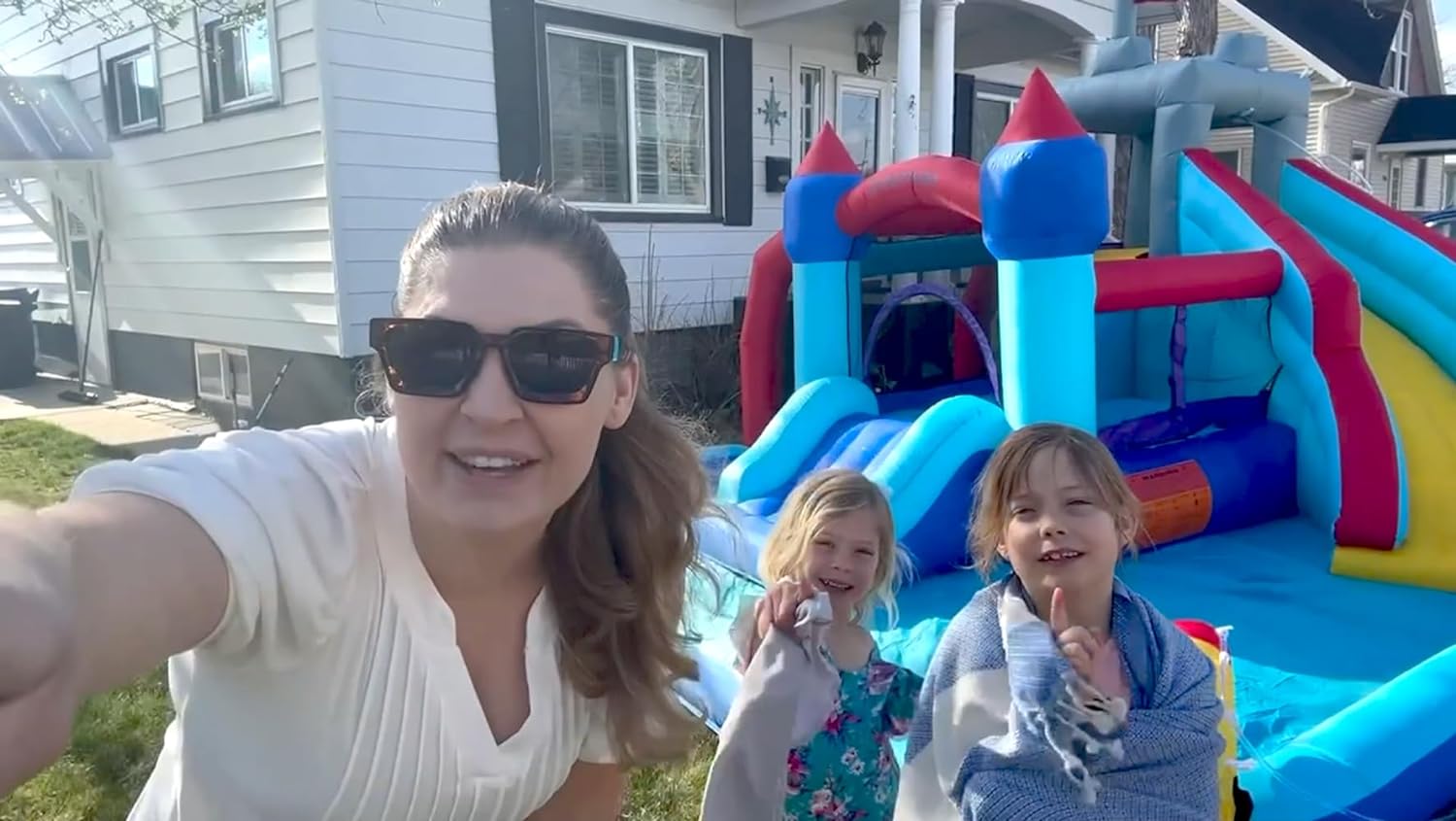 Opblaasbare waterspeeltoestellen voor kinderen 8-in-1: Springkasteel waterpark met 450W blower, klimwand, pierenbadje, 2 waterspuitpistolen, basketbalring, glijbaan, krokodillensproeier �C ideaal als cadeau en voor tuinfeestjes