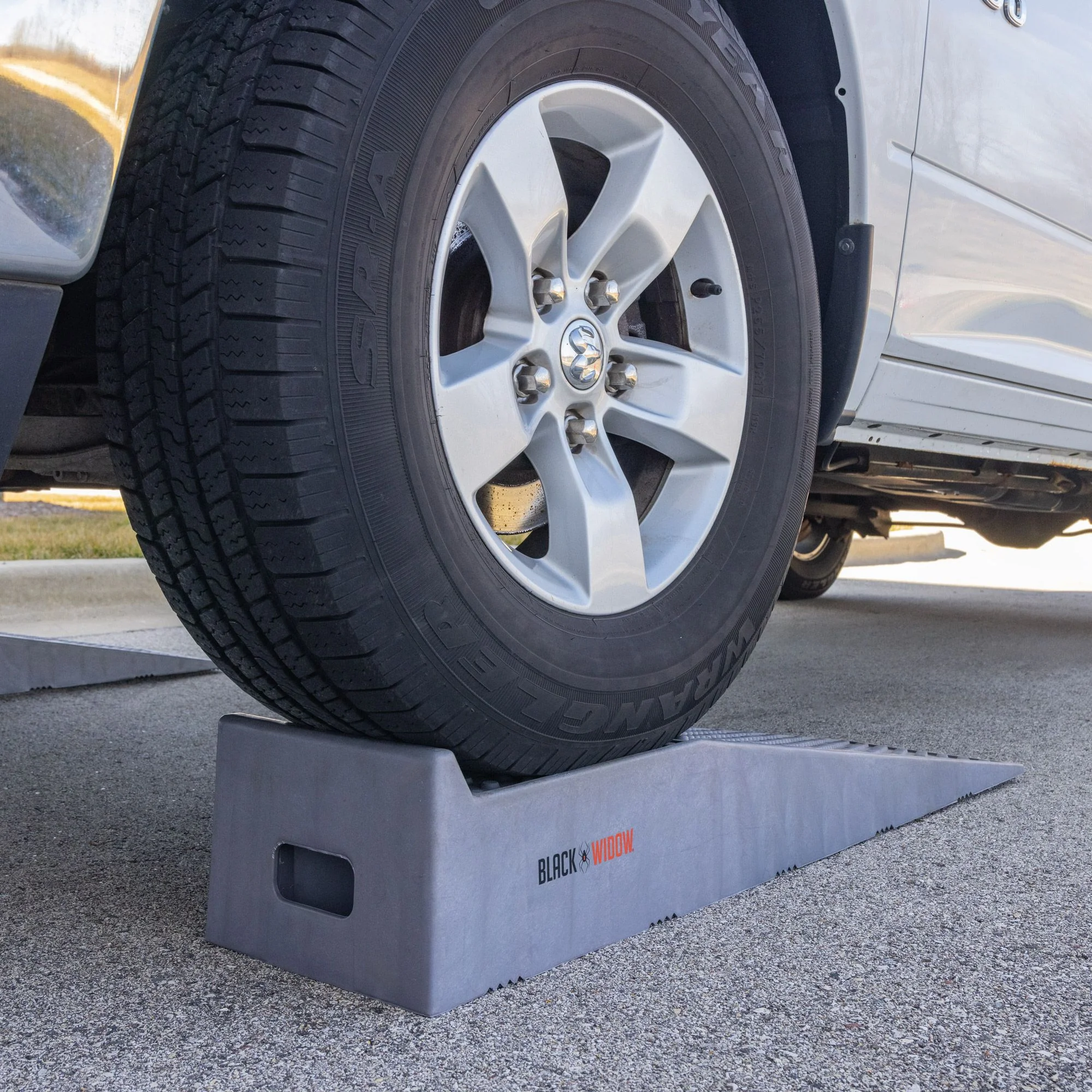 Lichte kunststof oprijplaten van Black Widow �C Draagvermogen van 10.000 pond per set