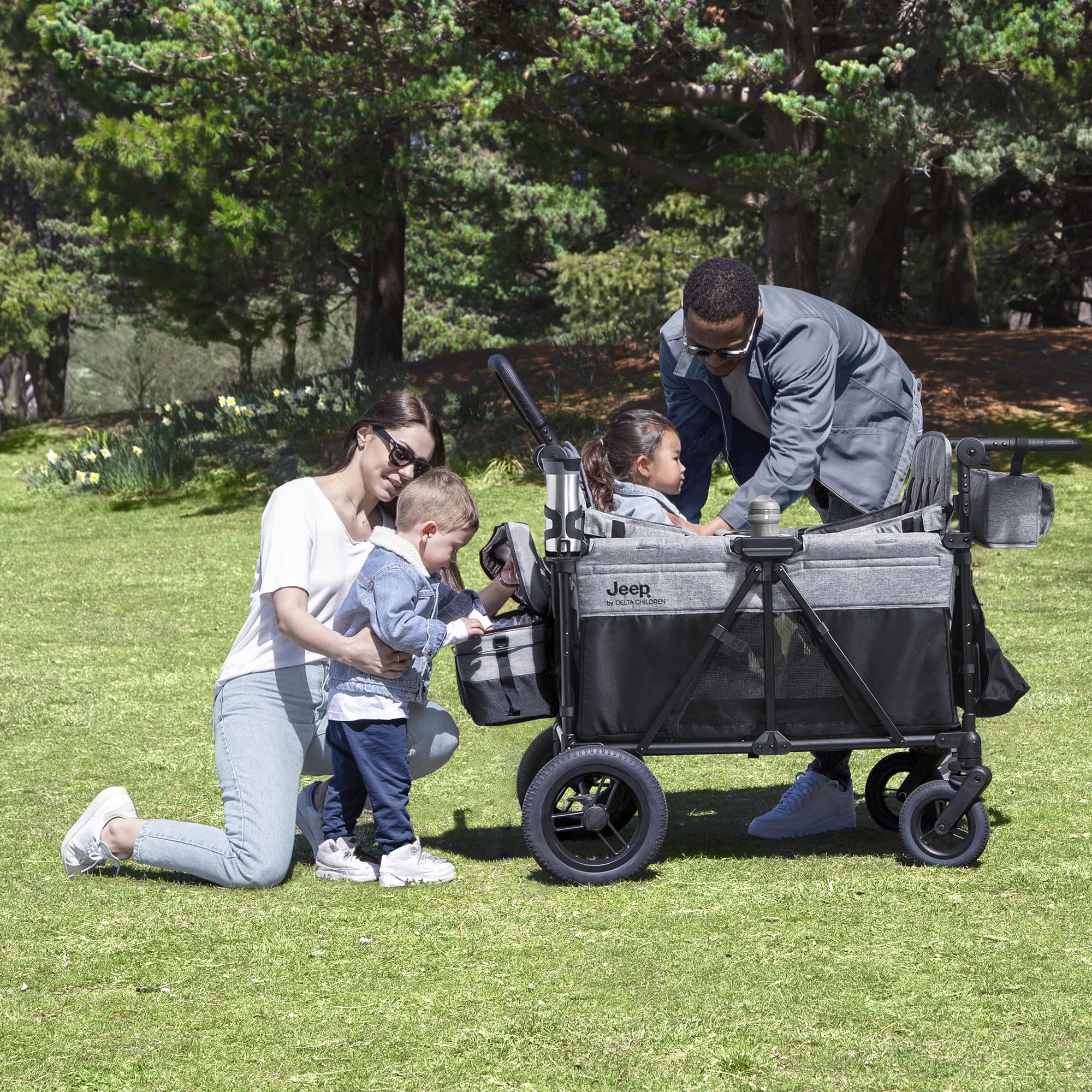 Jeep Wrangler Deluxe Kinderwagen voor 4 Kinderen door Delta Children