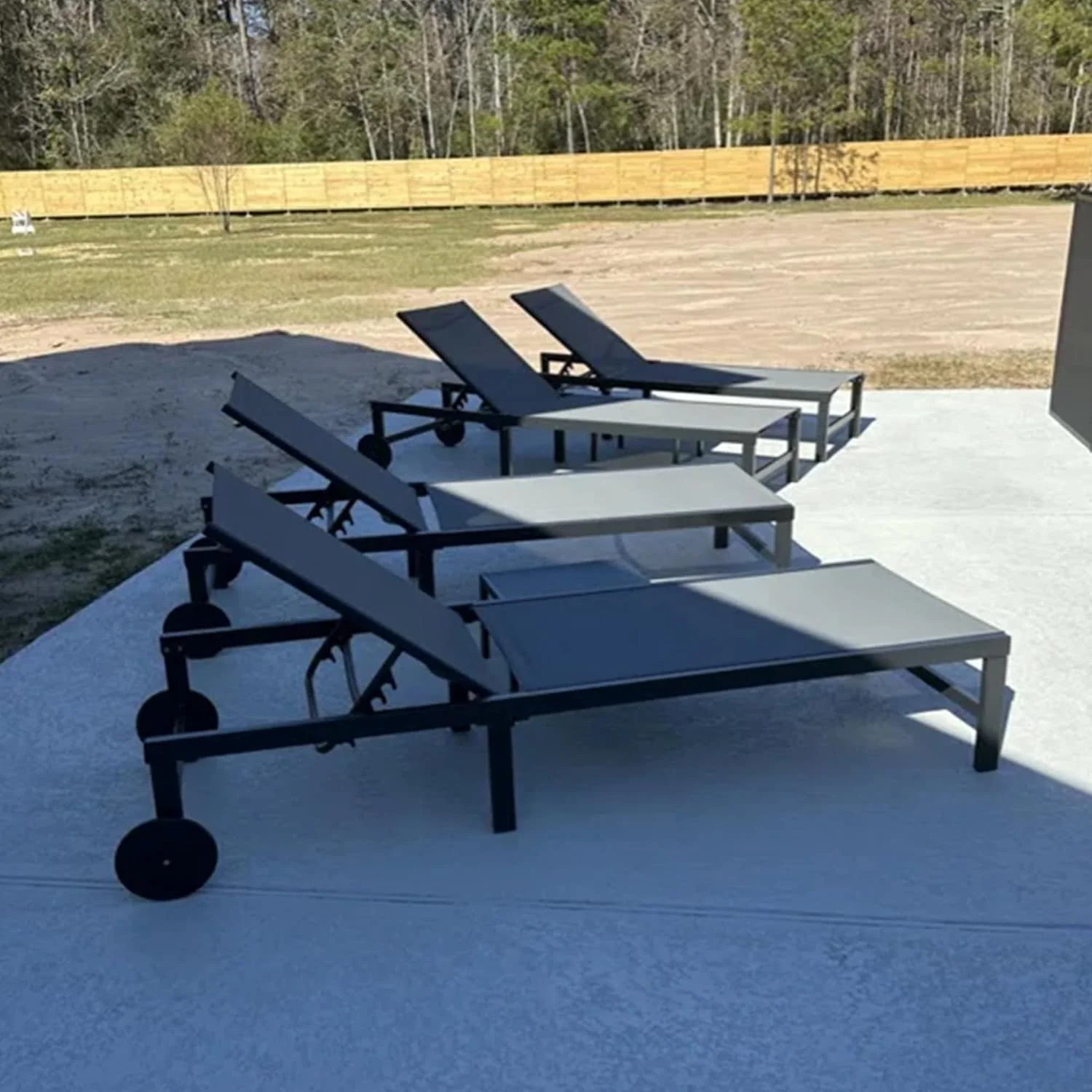 PURPLE LEAF Patio Tanning Lounge Chair Set with Face Down Hole Outdoor Aluminum Adjustable Reclining Chairs Wheels Pillows and Table for Poolside Beach Sunbathing Lounger, Beige