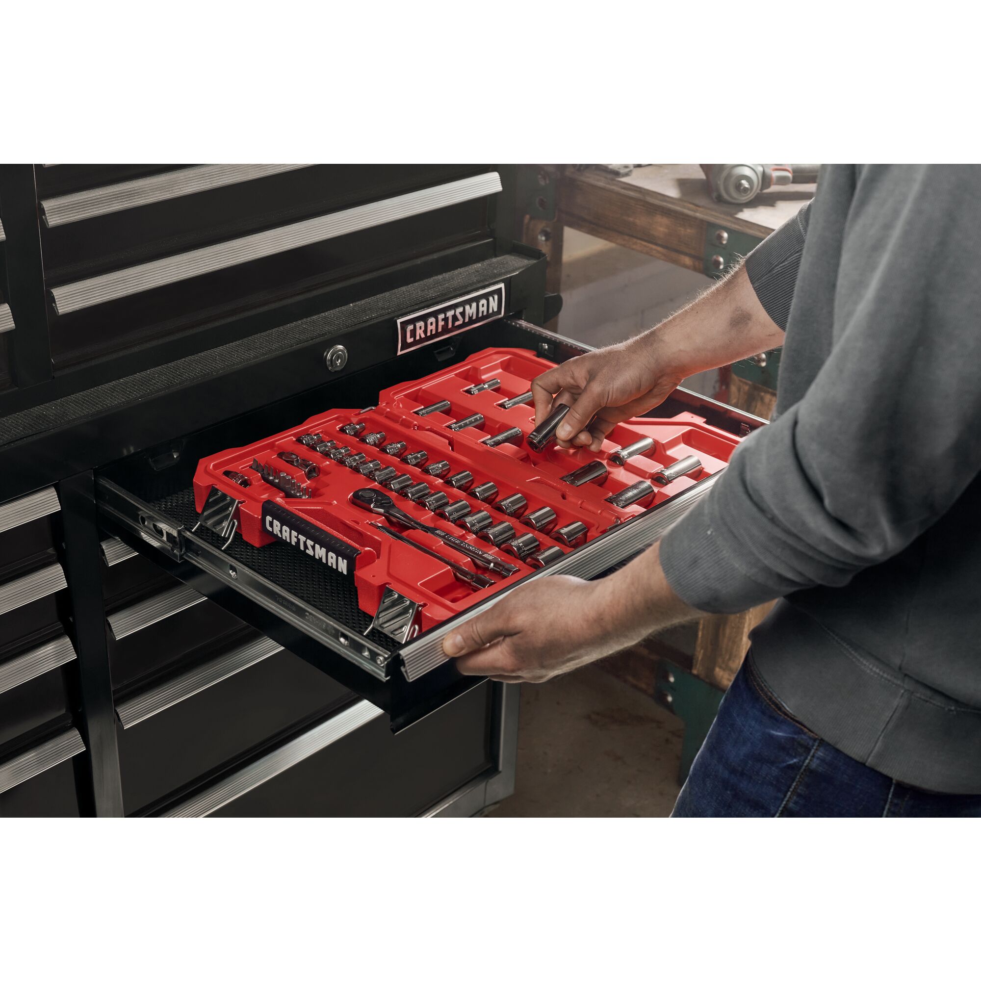 2000 Series 51.5-in W x 24.7-in H 8-Drawer Steel Tool Chest (Black)