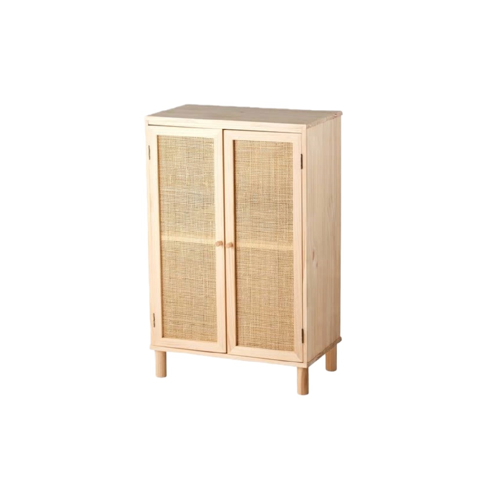 Armoire en pin naturel avec portes en rotin — style scandinave