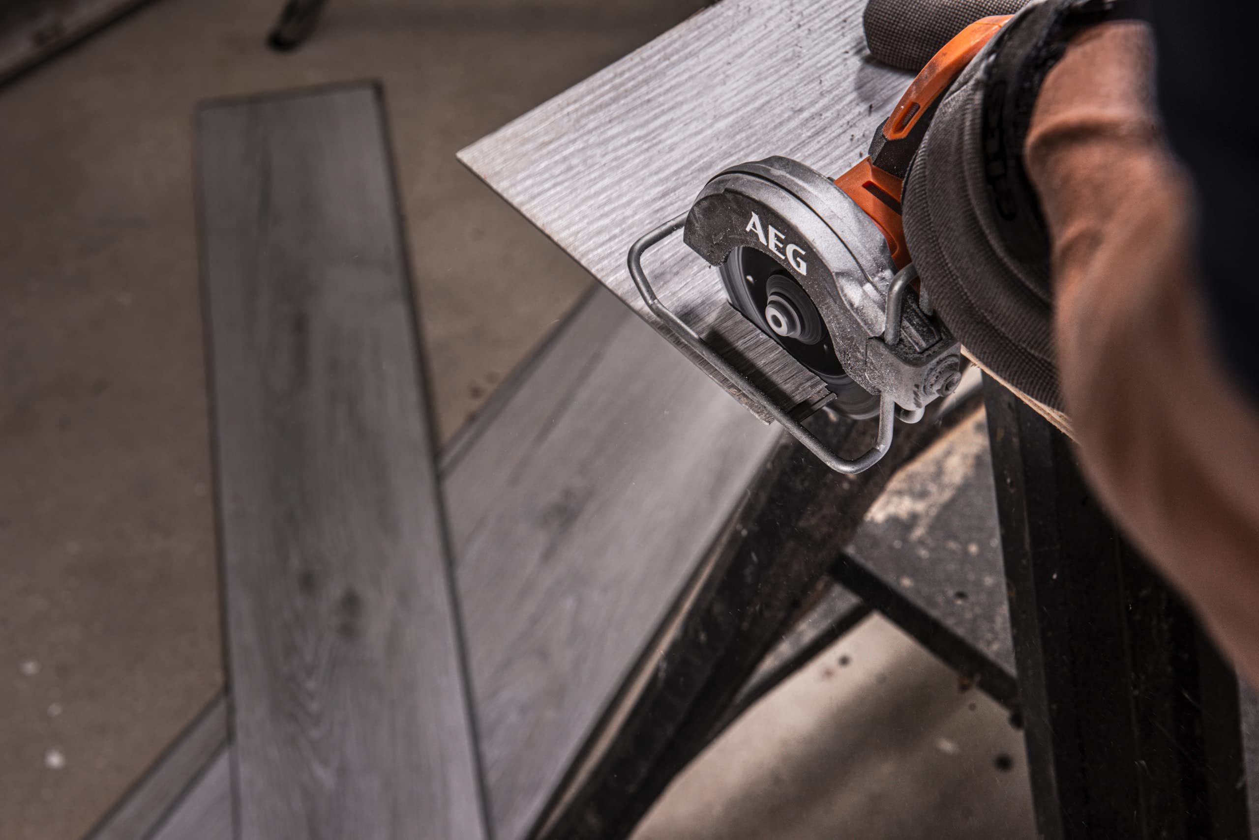 AEG - Duo Brushless : Perceuse à percussion Brushless Subcompact 18V, mini scie multi-matériaux Brushless Subcompact 18V, 2 batteries 2,0 Ah, chargeur