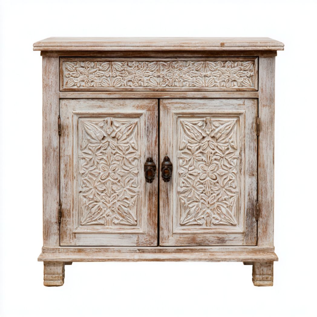 Meuble en bois sculpté avec portes décorées