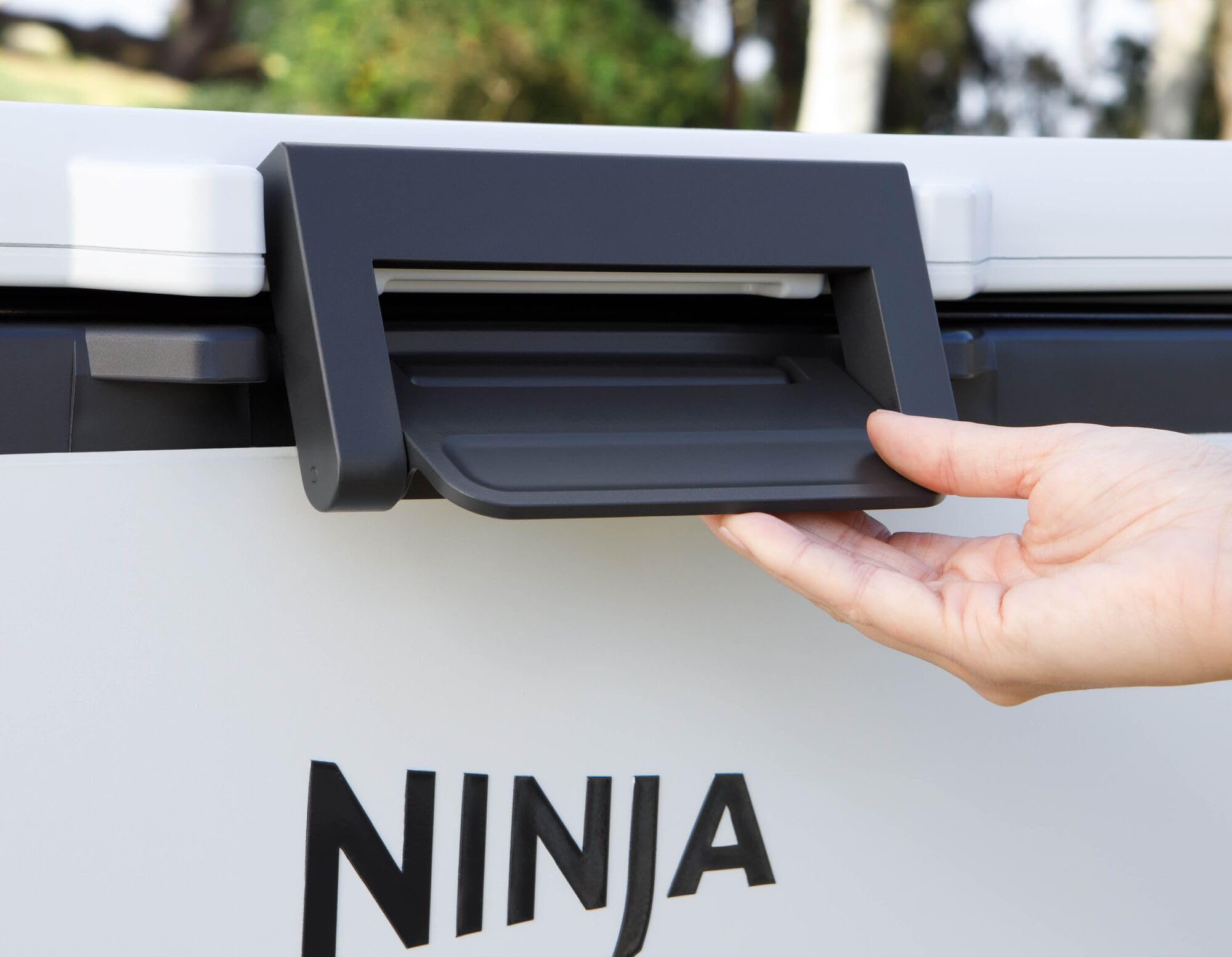 Ninja FrostVault Glacière robuste et isotherme, avec roues et tiroir de stockage à sec Dry Zone, conserve la glace plusieurs jours, capacité jusqu’à 6