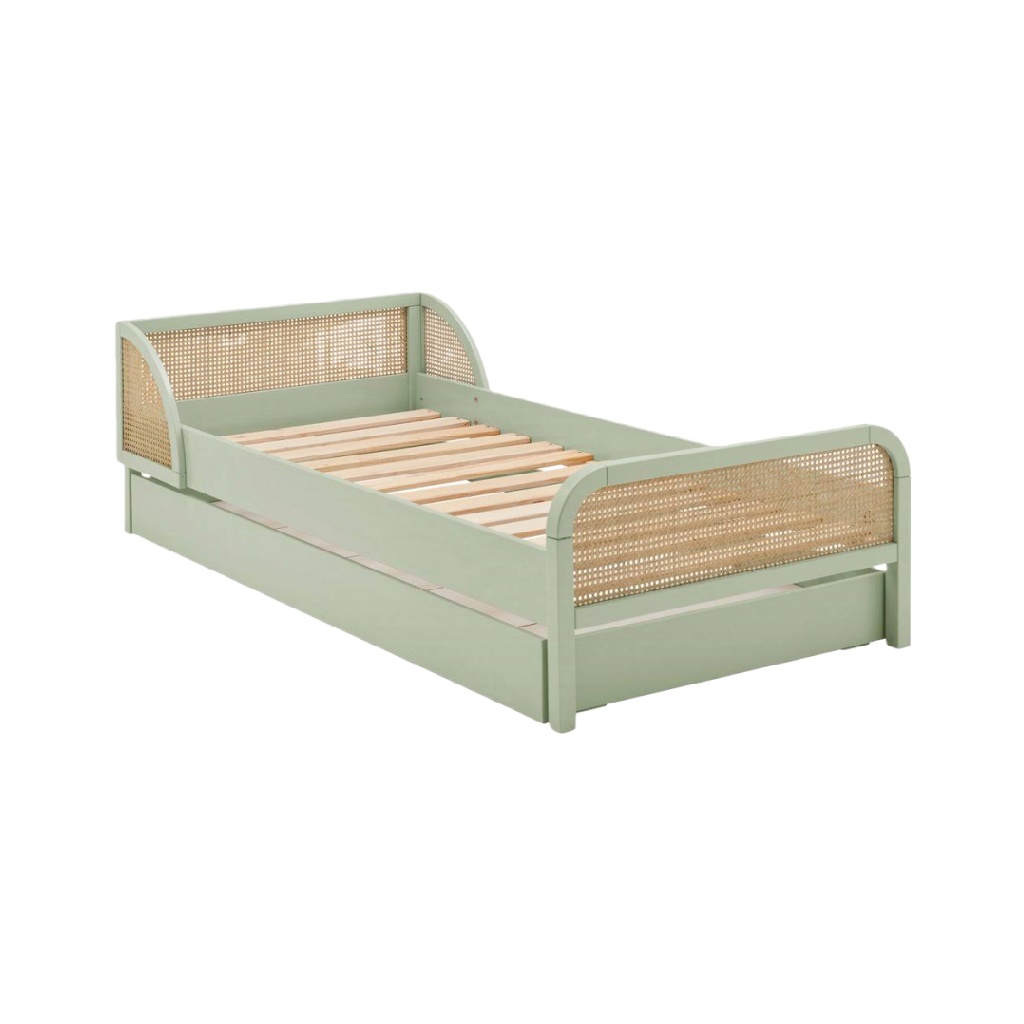 Lit enfant en bois vert sauge avec têtes en cannage — Style naturel et vintage